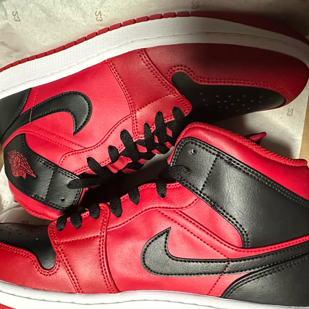 Air Jordan 1 Mid 'Noble Red size 10.5